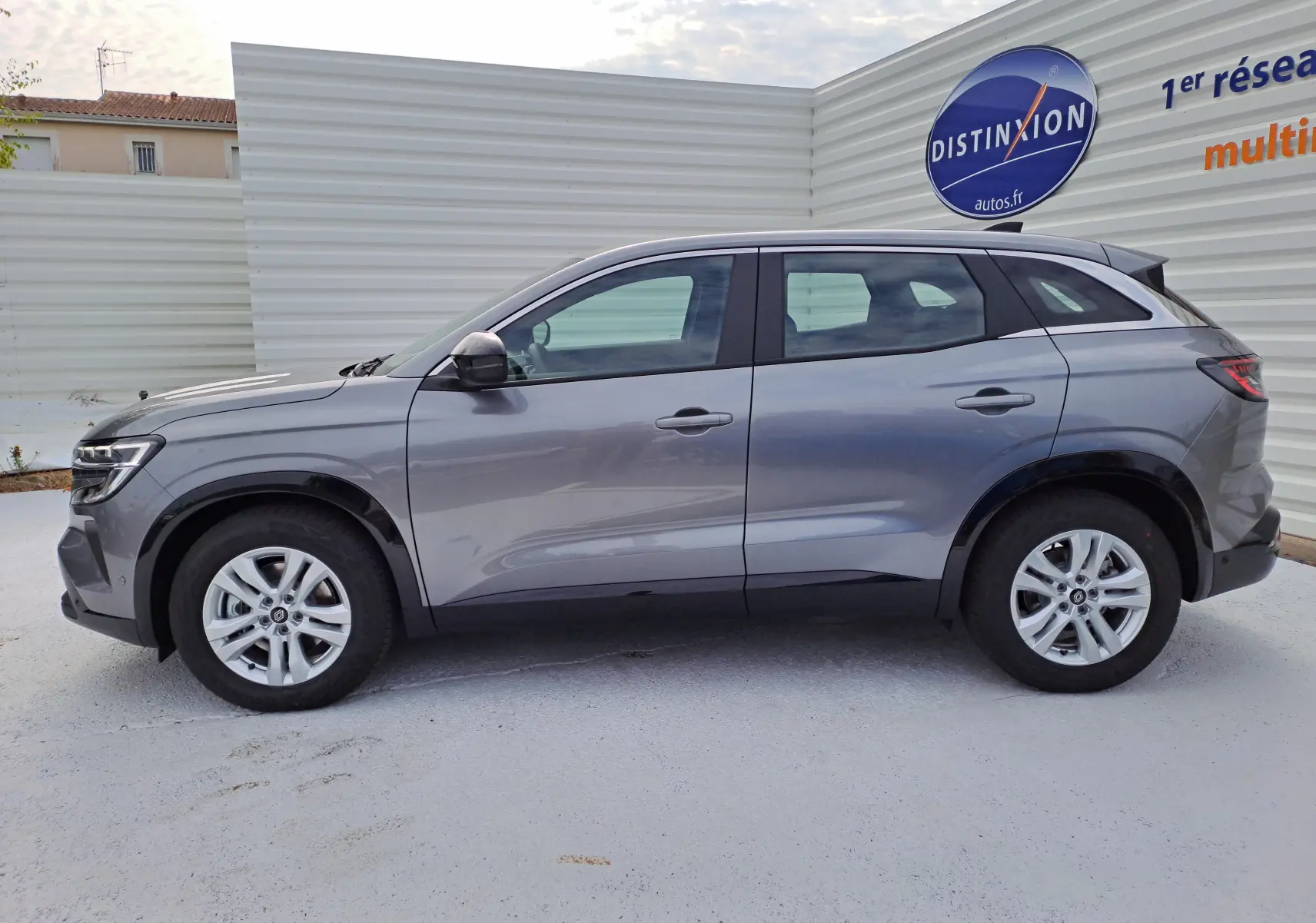 Profil côté gauche d'un Renault Austral gris schiste 2025 avec jantes alliage et lignes épurées.