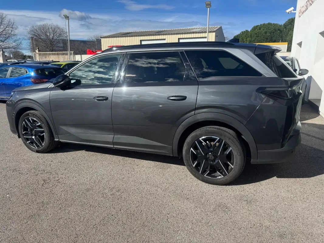 Peugeot 5008 Hybrid gris vue de profil côté gauche, avec jantes alliage noires de 19 pouces.