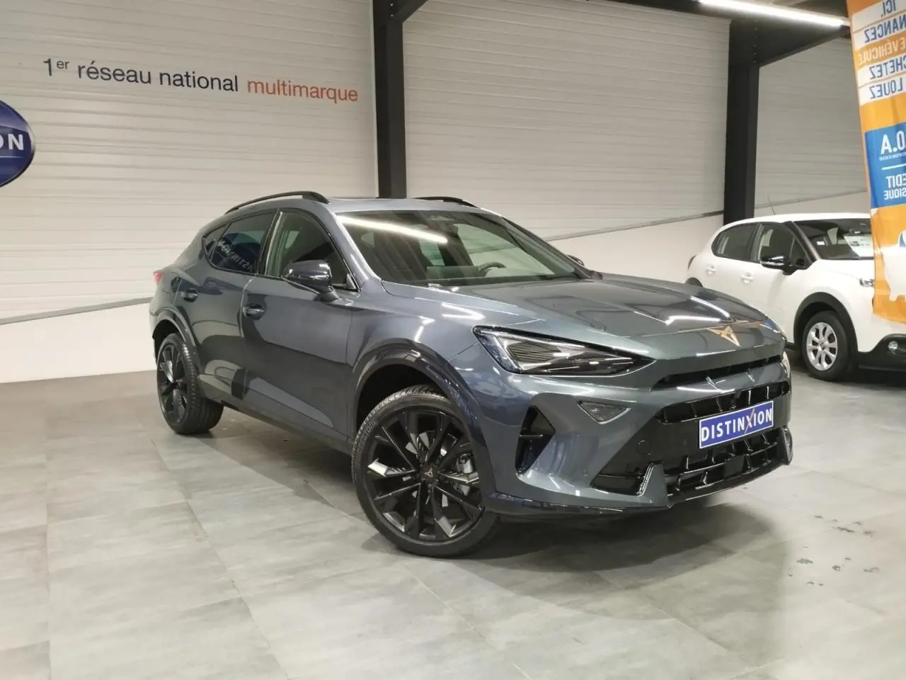 Vue 3/4 avant du CUPRA Formentor 2.0 TDI 150 DSG 7 en Magnetic Tech avec jantes noires et détails sportifs.