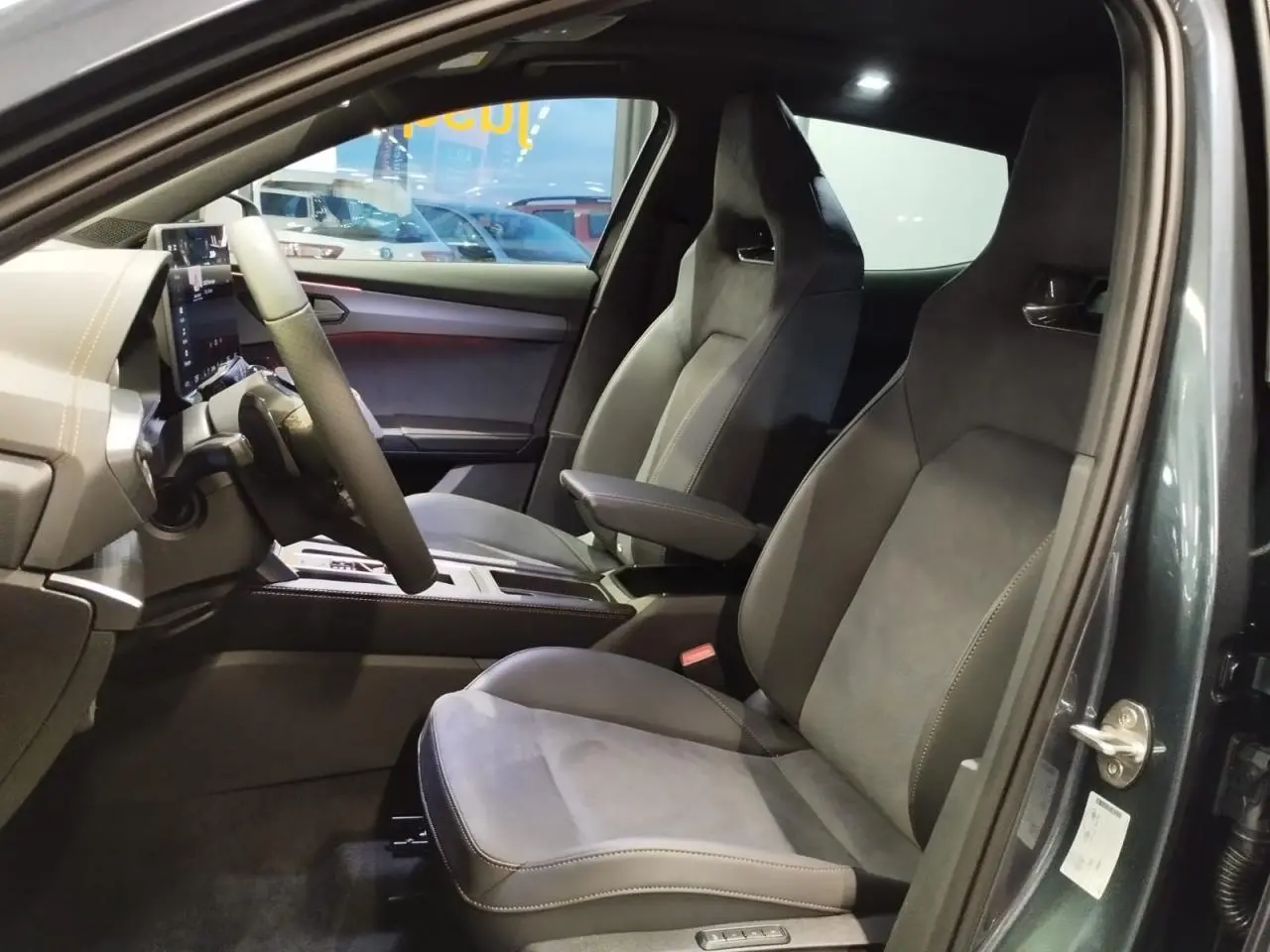 Vue intérieure côté conducteur du CUPRA Formentor 2.0 TDI 2026, sièges baquets suédine noir et surpiqûres cuivrées.