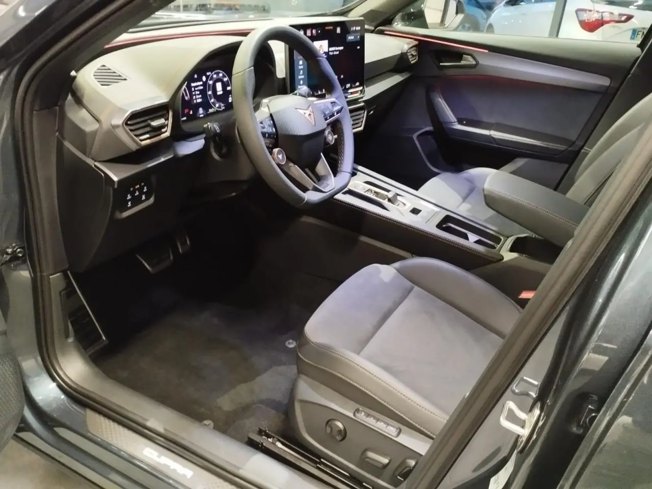 Intérieur avant droit du CUPRA Formentor gris Magnetic Tech, avec sièges suédine et tableau de bord digital.