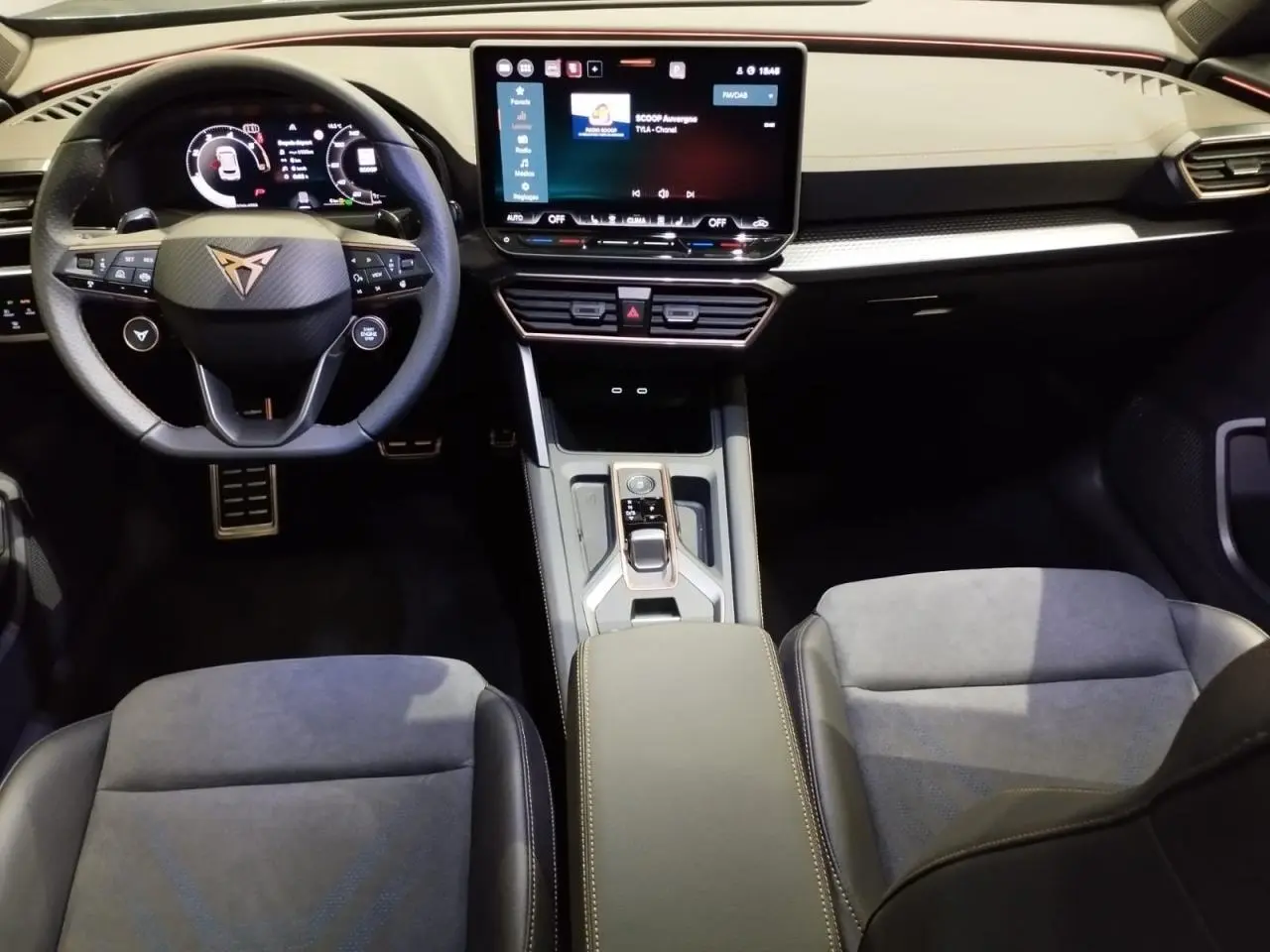 Vue intérieure frontale du CUPRA Formentor 2026 avec tableau de bord noir, volant Supersports et écran tactile central.