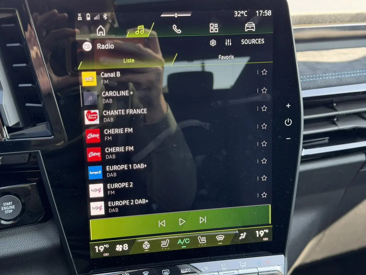 Vue rapprochée de l’écran tactile central du Renault Austral E-Tech, affichant les stations radio avec détails lumineux.