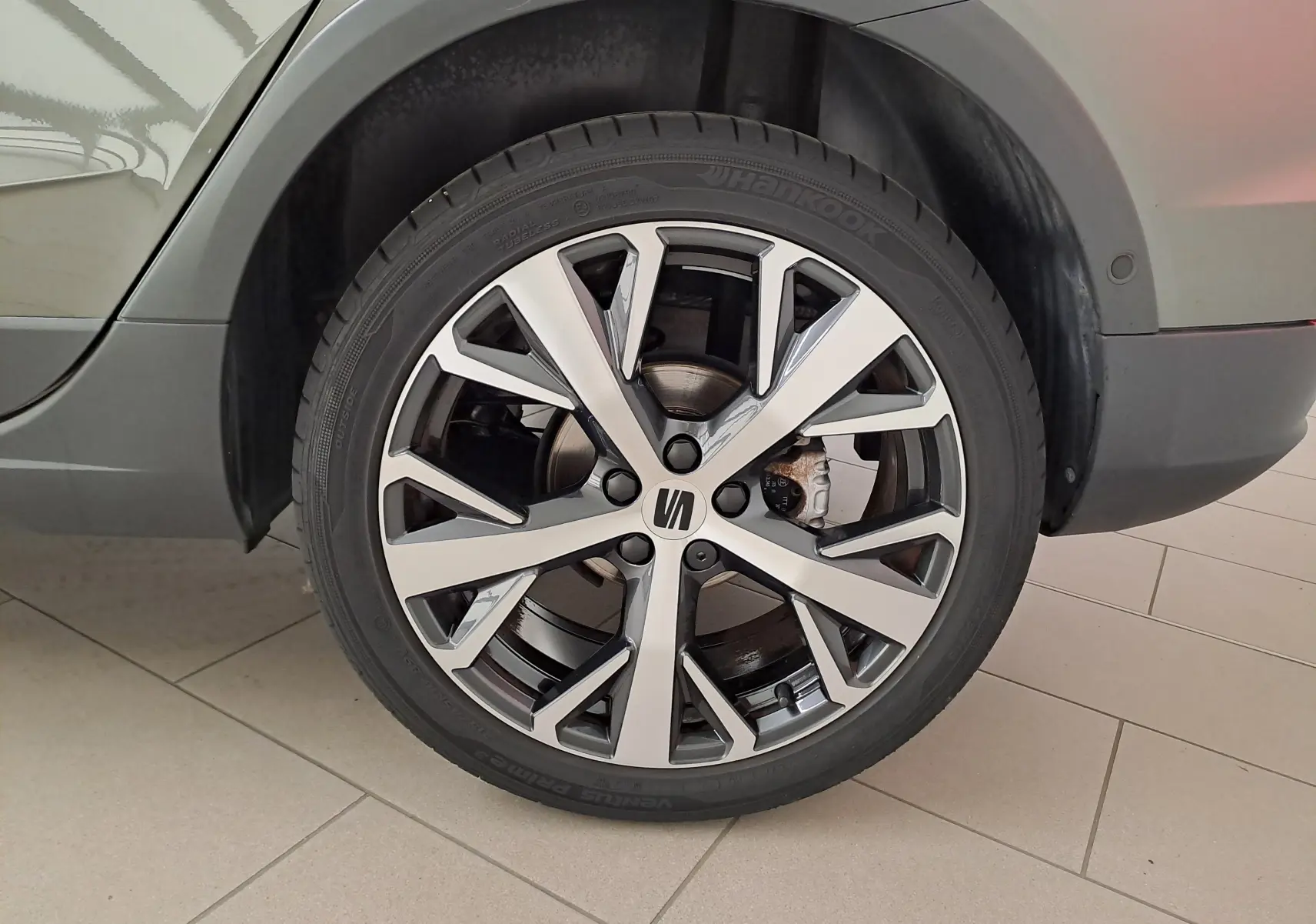 Gros plan sur la jante alliage 18'' PERFORMANCE Machined du côté arrière droit du SEAT Arona gris falaise 2024.