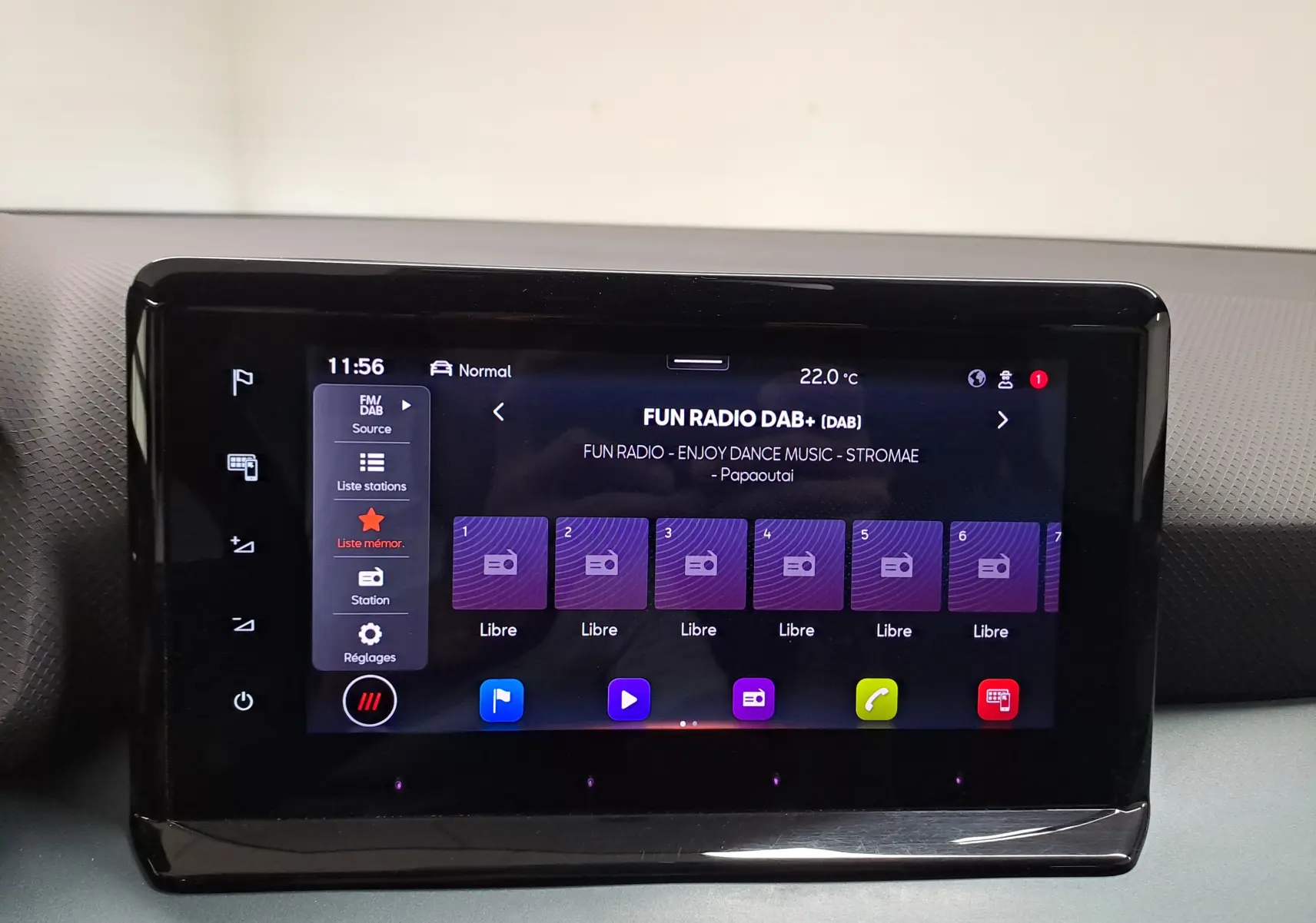 Écran tactile central du tableau de bord du SEAT Arona 2024 affichant la radio DAB+ en mode normal.