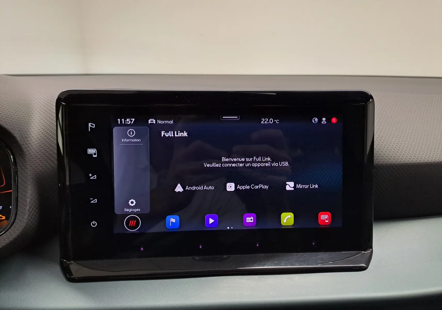 Écran tactile central du tableau de bord du SEAT ARONA 2024 affichant les options Full Link avec interface Android Auto et Apple CarPlay.