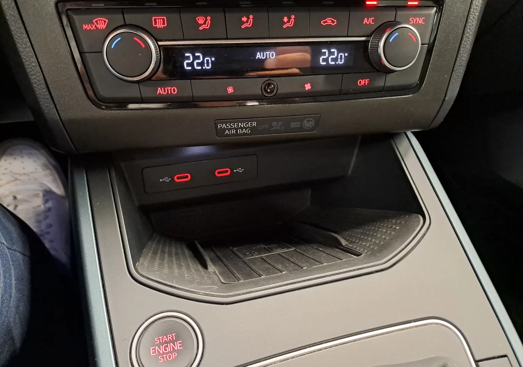 Vue rapprochée de la console centrale du SEAT Arona 2024, mettant en valeur la climatisation automatique et le bouton start/stop.