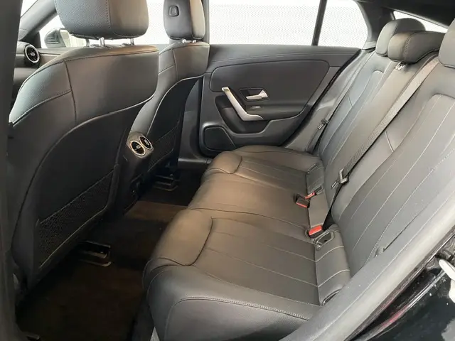 Vue intérieure côté droit montrant la banquette arrière en cuir noir du Mercedes CLA 200 d Business Line 2021