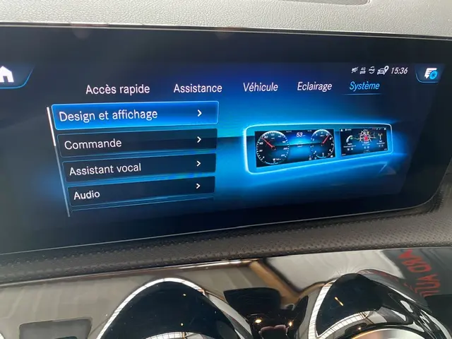 Écran tactile 10,3 pouces du tableau de bord du Mercedes CLA 200 d Business Line 2021, affichage digital bleu.