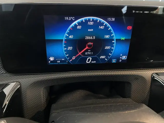 Affichage numérique du tableau de bord de la Mercedes CLA 200 d 2021 avec compteur kilométrique et indicateurs lumineux.