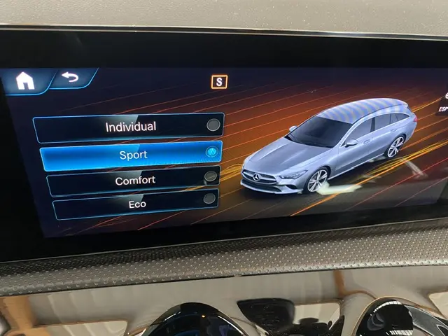 Écran tactile intérieur montrant la sélection mode Sport avec vue 3D latérale droite d'une Mercedes CLA Shooting Brake grise.