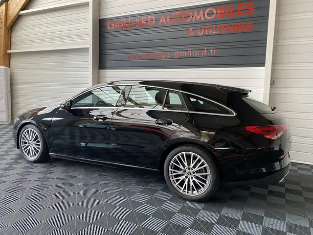 Vue latérale droite d'une Mercedes Classe CLA Shooting Brake noire, élégante avec jantes alliage et feux arrière LED.