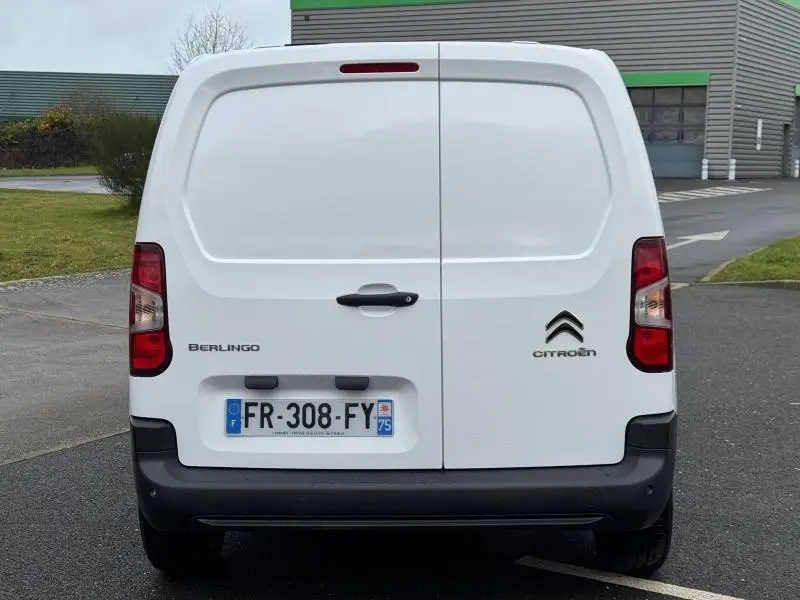 Vue arrière d'un Citroën Berlingo Fourgon blanc Banquise avec portes battantes et plaque d'immatriculation française.
