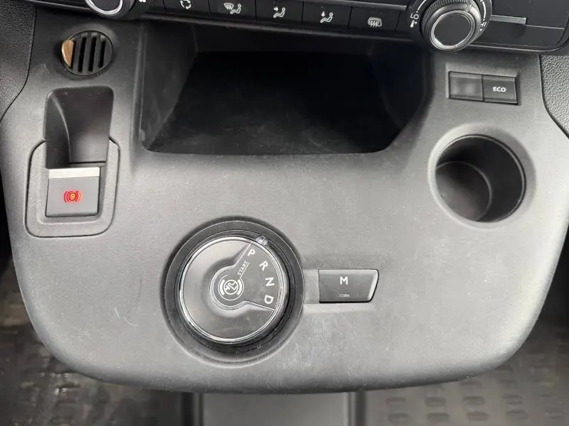 Vue rapprochée du levier rotatif de boîte automatique et des commandes de la console centrale du Citroën Berlingo blanc Banquise 2020.