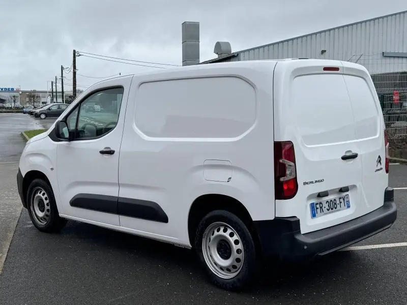 Vue 3/4 arrière droite d'un Citroën Berlingo Fourgon blanc Banquise avec portes battantes et enjoliveurs acier.