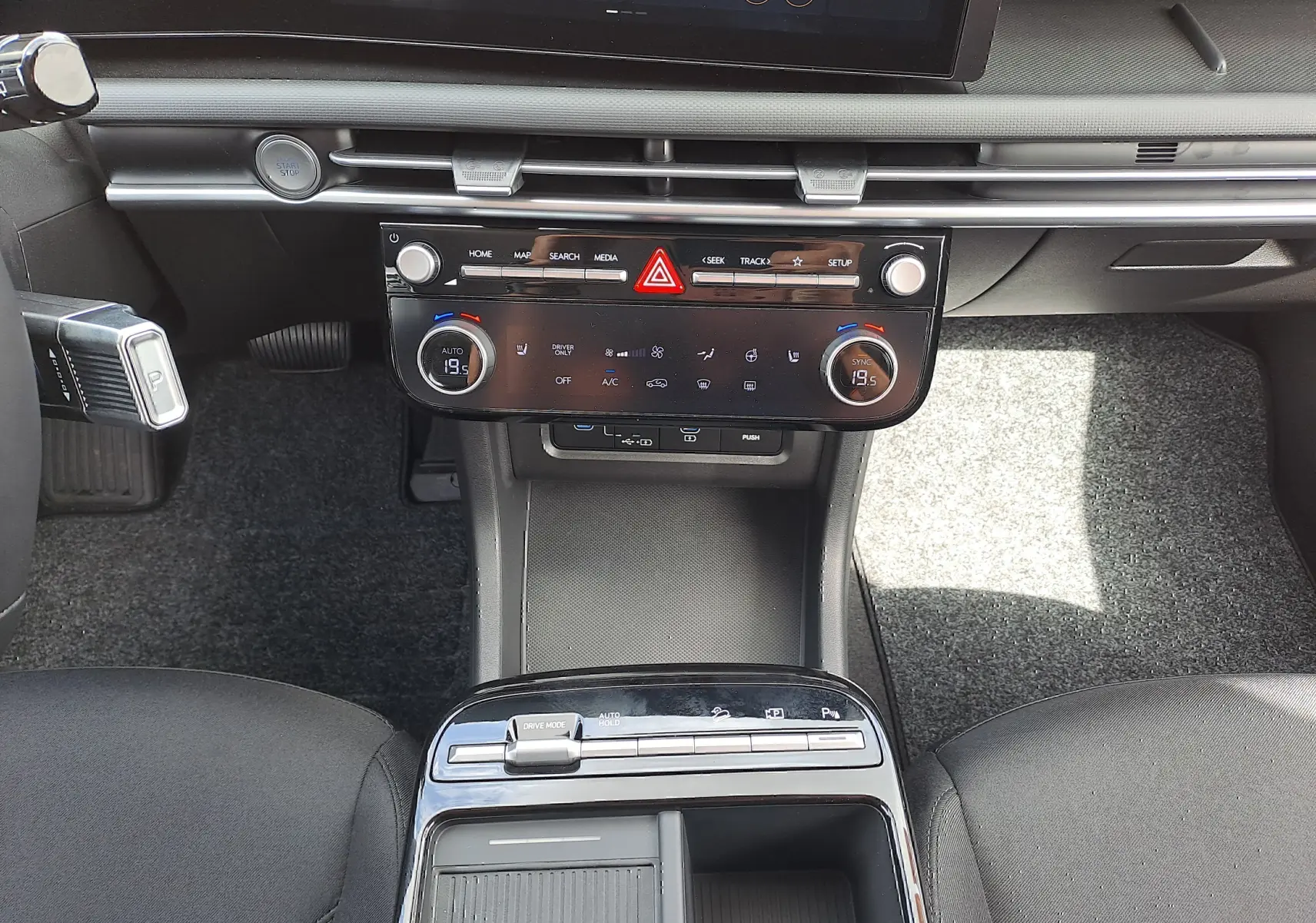 Vue rapprochée de la console centrale et tableau de bord du Hyundai Tucson 2025 en finition Style gris Ecotronic.