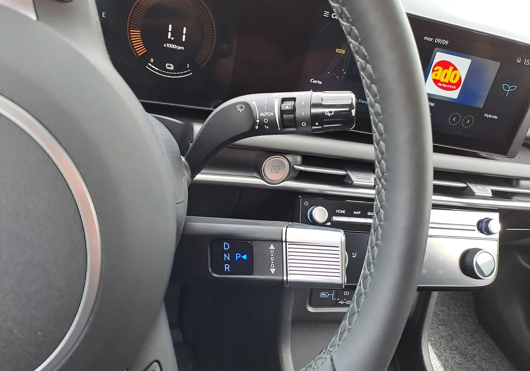 Vue intérieure du tableau de bord du Hyundai Tucson 2025 en gris, avec volant, écran digital et commandes modernes visibles.