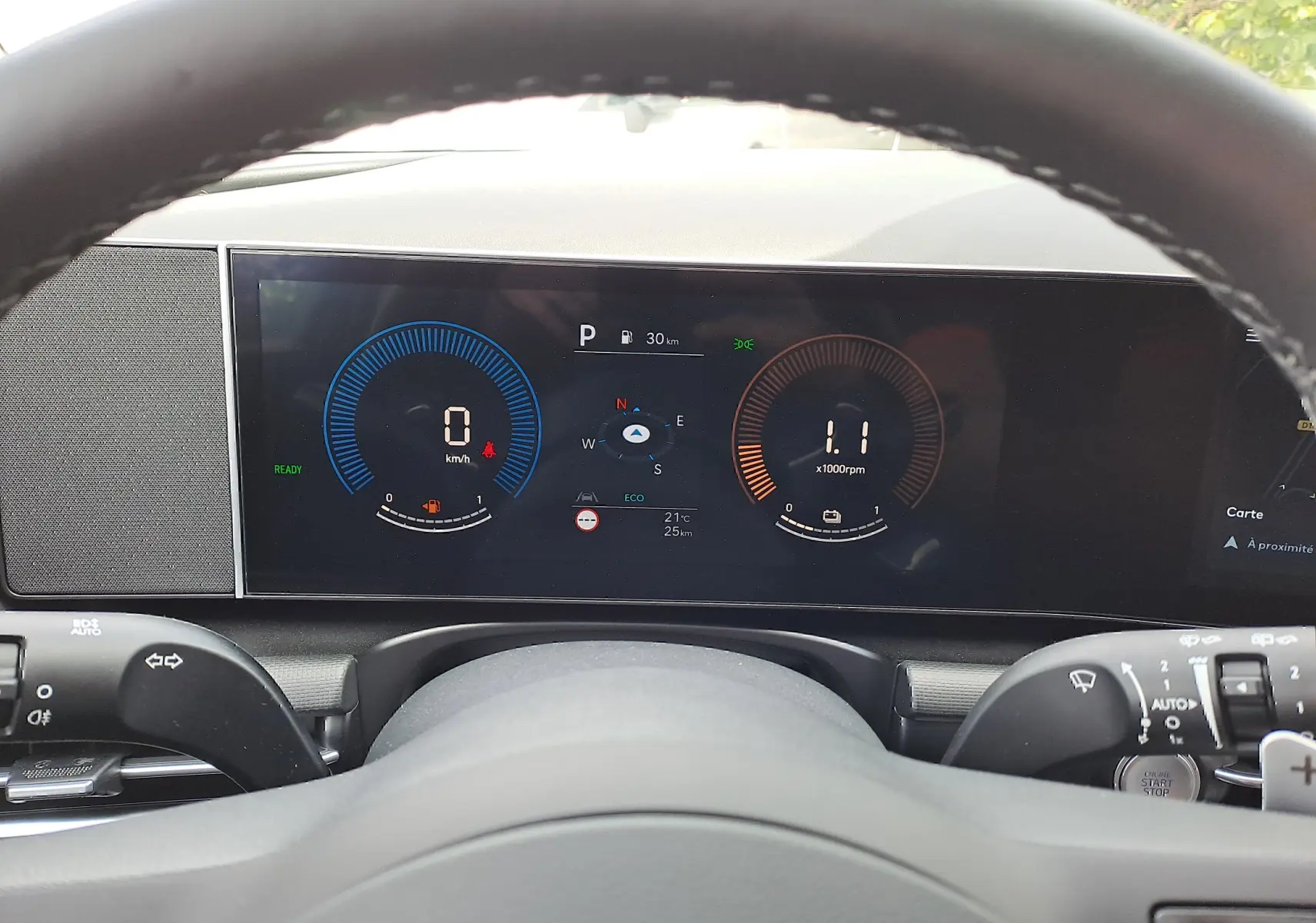 Vue intérieure du tableau de bord numérique du Hyundai Tucson 2025, affichage digital clair avec compte-tours et vitesse.