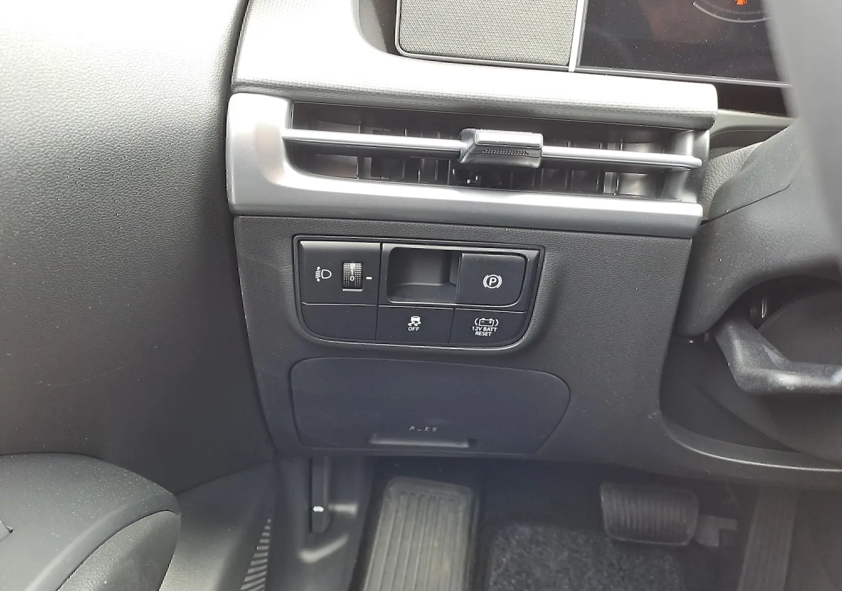 Vue rapprochée des commandes sous la sortie d'air côté gauche du tableau de bord du Hyundai Tucson gris Ecotronic.