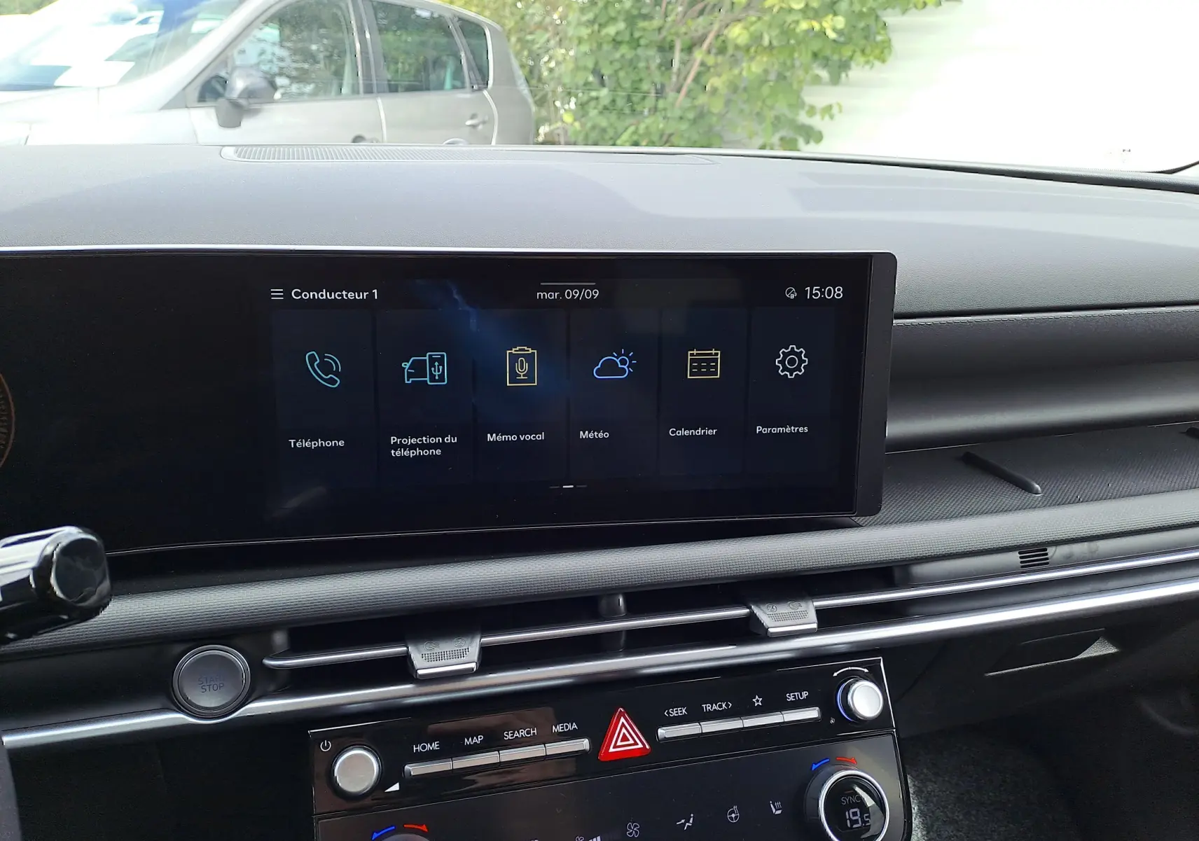 Intérieur du Hyundai Tucson 2025, vue du tableau de bord avec écran tactile et commandes de climatisation visibles.