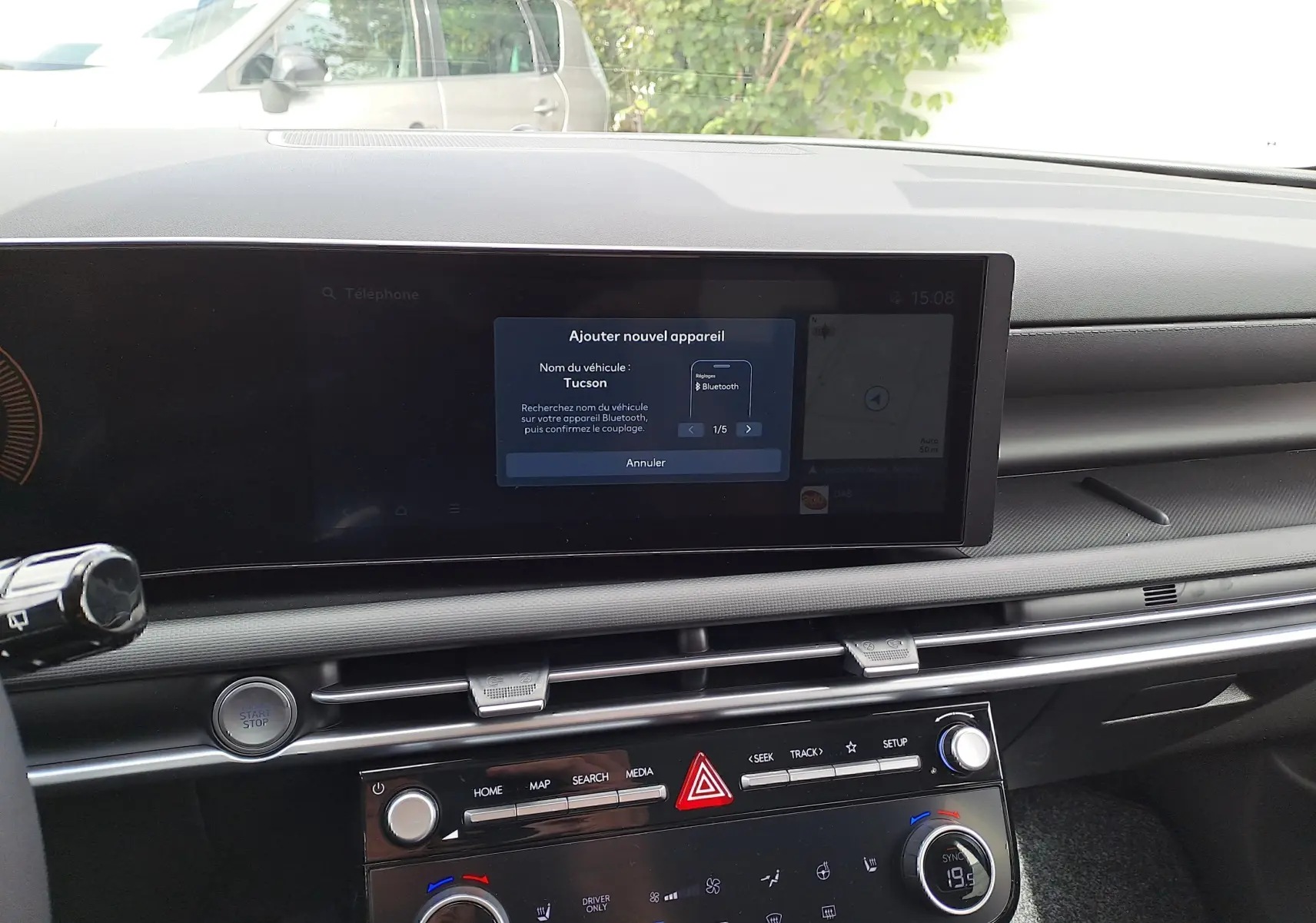 Vue intérieure du tableau de bord du Hyundai Tucson 2025, écran tactile central avec menu Bluetooth affiché.