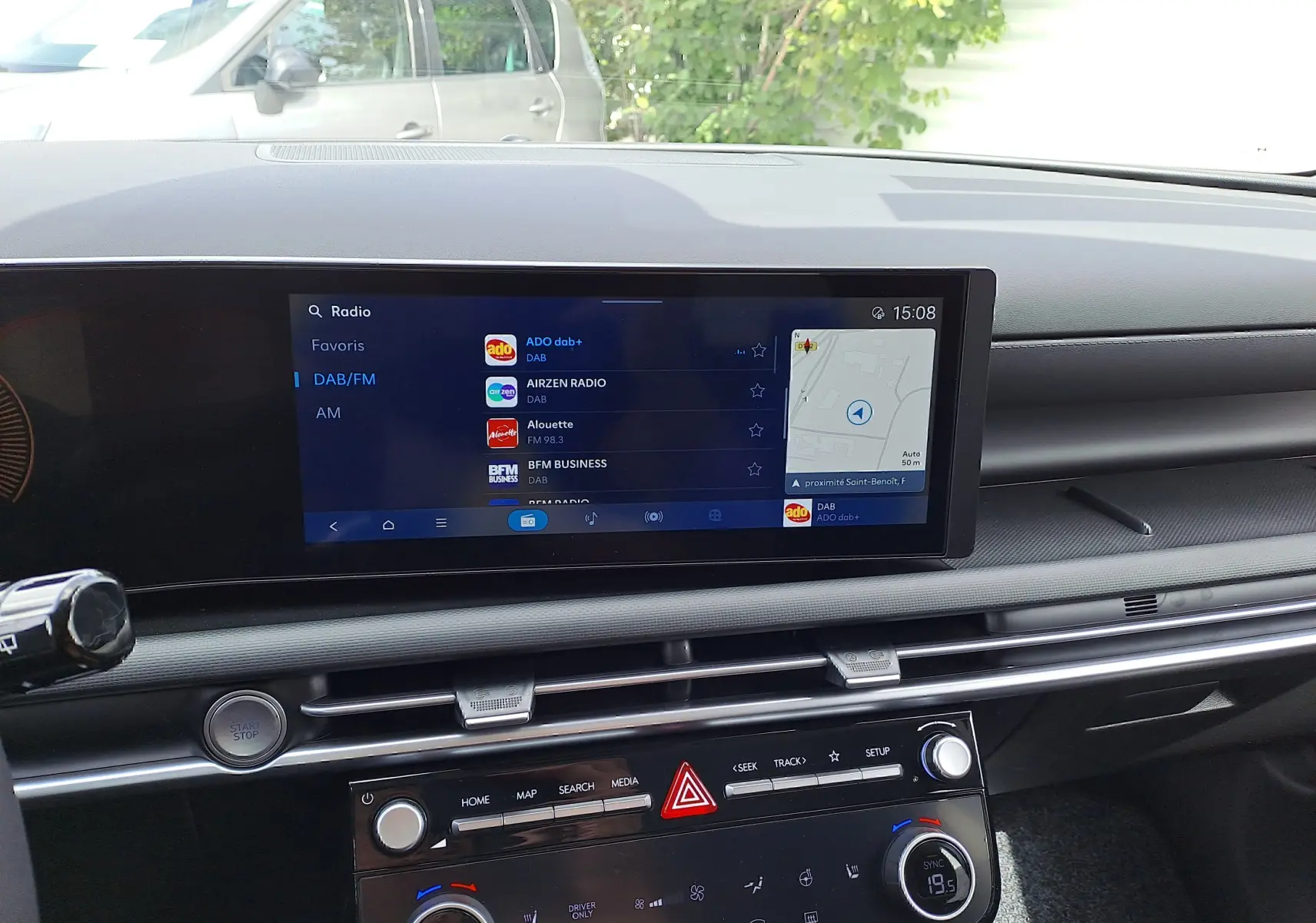 Intérieur du Hyundai Tucson 2025 en gris Ecotronic, vue du tableau de bord avec écran tactile et commandes climatisation.