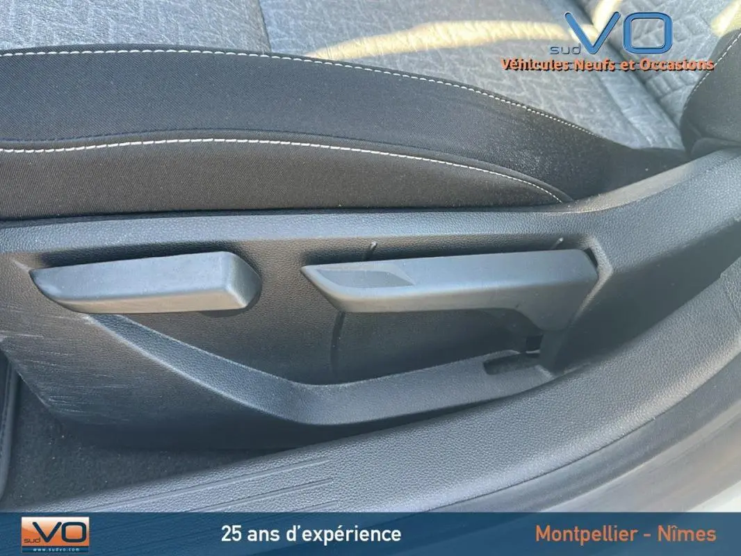 Détail des commandes de réglage manuel du siège conducteur noir de la Renault Clio V TCe 90 Limited 2021.