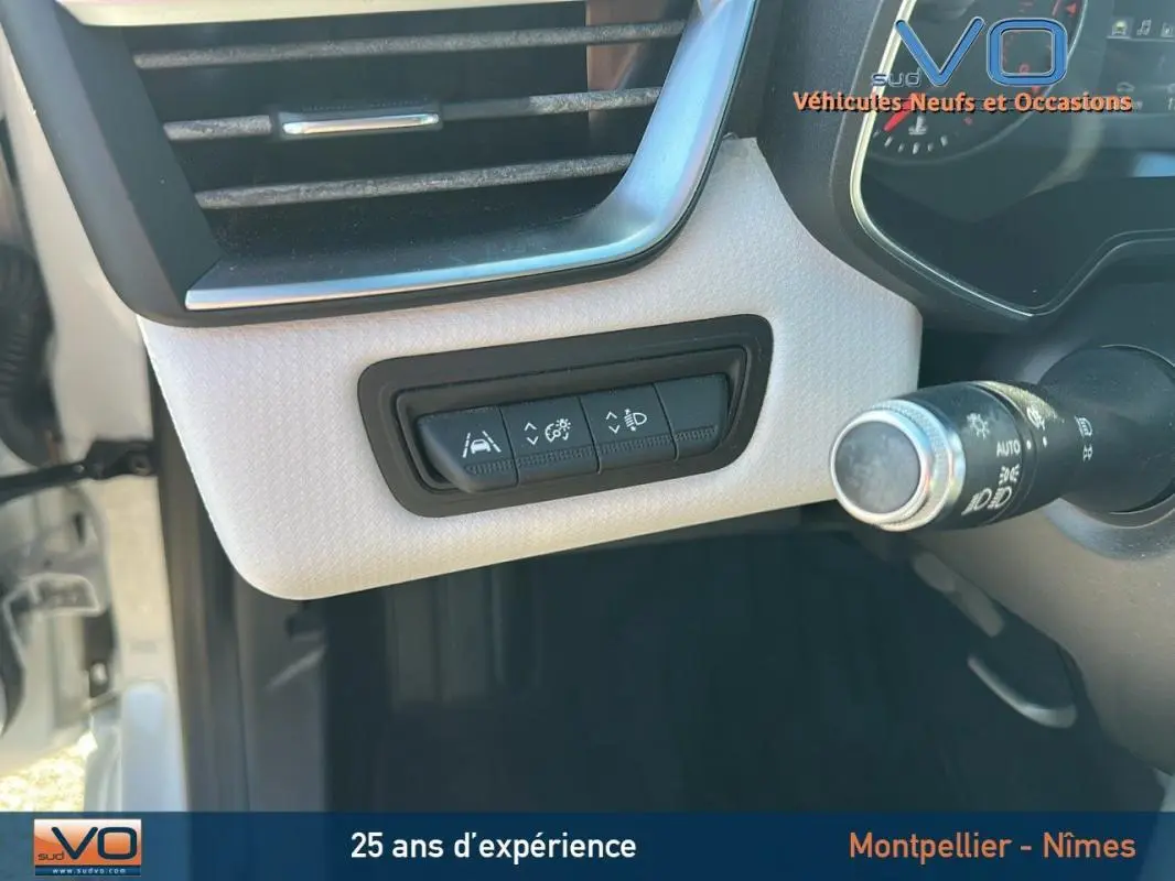 Détail des commandes d'aide à la conduite sur le tableau de bord côté gauche d'une Renault Clio blanc 2021.