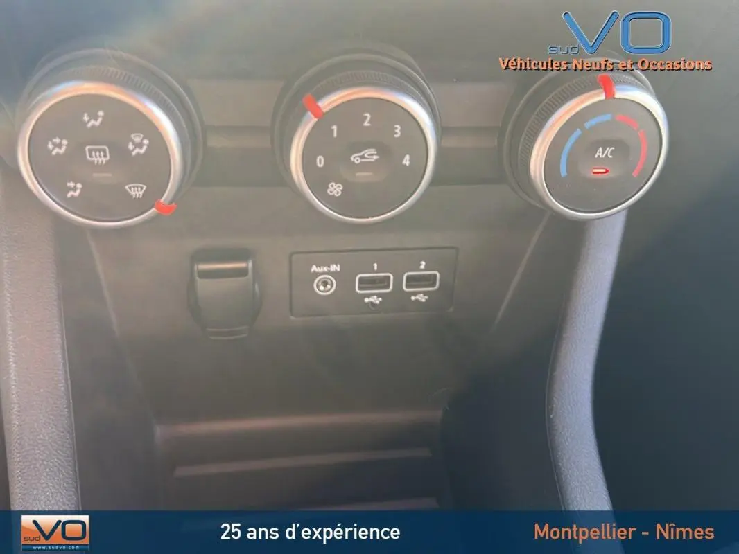 Commandes de climatisation manuelle et ports USB de la Renault Clio V TCe 90 - 21 Limited, vue intérieure centrale.