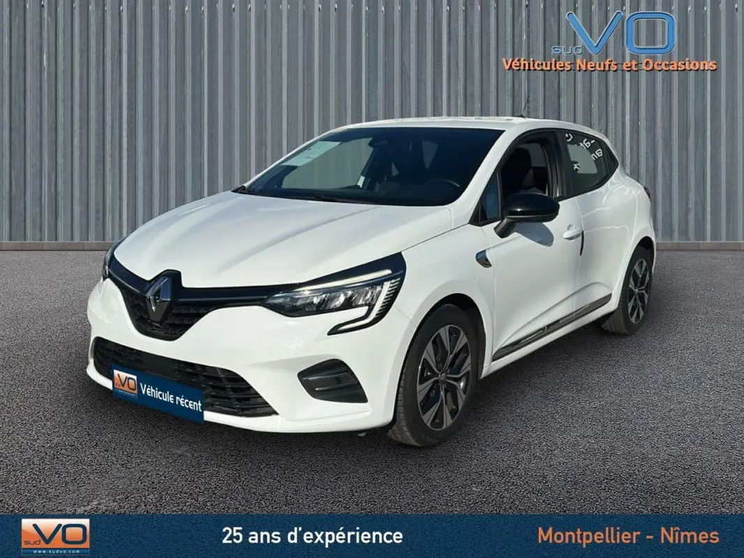 Renault Clio blanc vue 3/4 avant droit, jantes alliage 16 pouces et calandre noire brillante