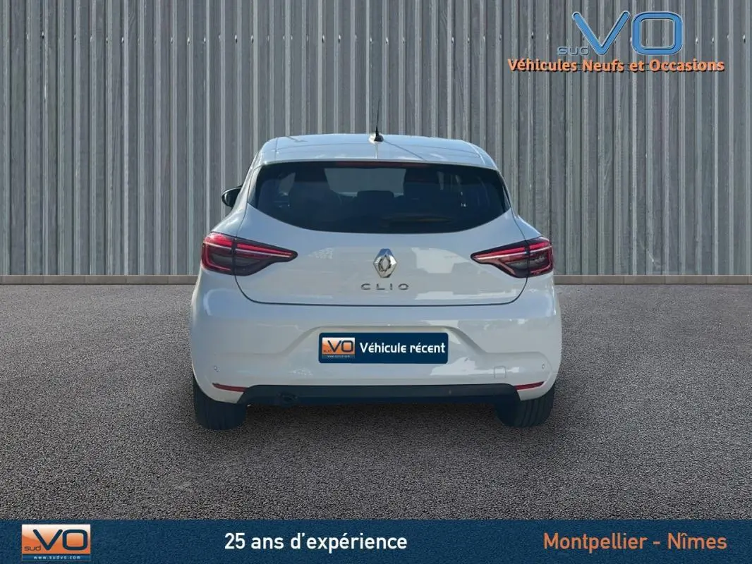 Vue arrière d'une Renault Clio blanche 2021 V TCe 90 Limited avec feux LED et jantes alliage 16 pouces.