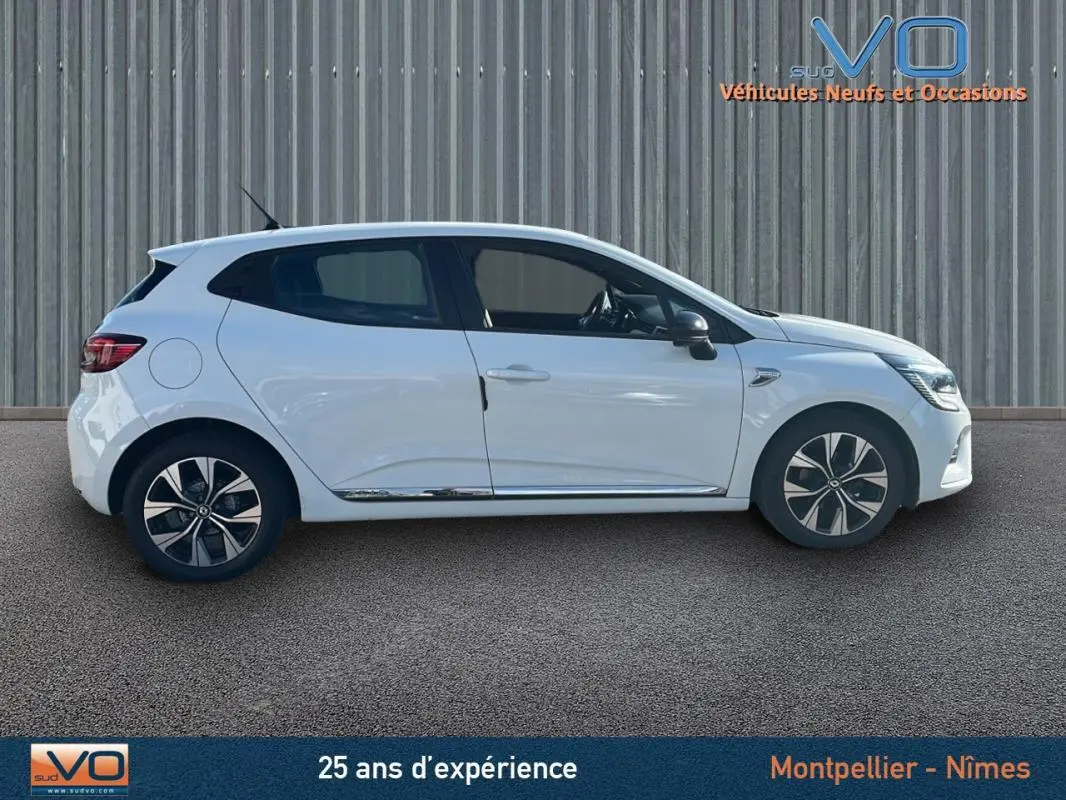 Profil côté gauche d'une Renault Clio blanche 2021 V TCe 90 - 21 Limited avec jantes alliage 16 pouces.