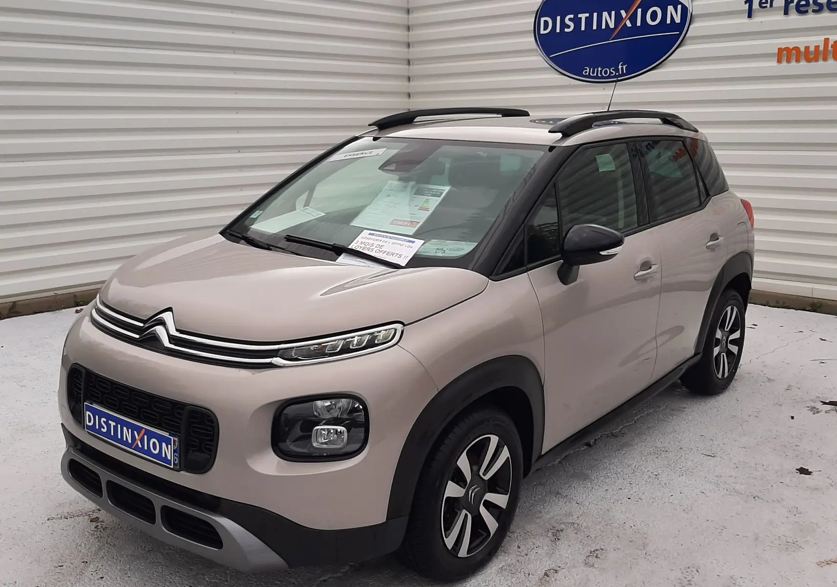 Citroën C3 Aircross sable métal vue 3/4 avant droit, toit noir avec barres de toit et jantes alliage.