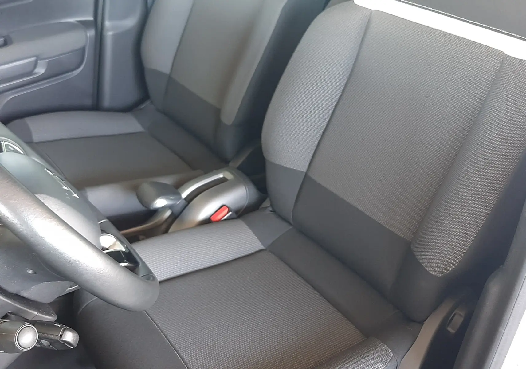 Vue intérieure côté conducteur montrant les sièges en tissu gris foncé du Citroën C3 Aircross 2021 sable métal.