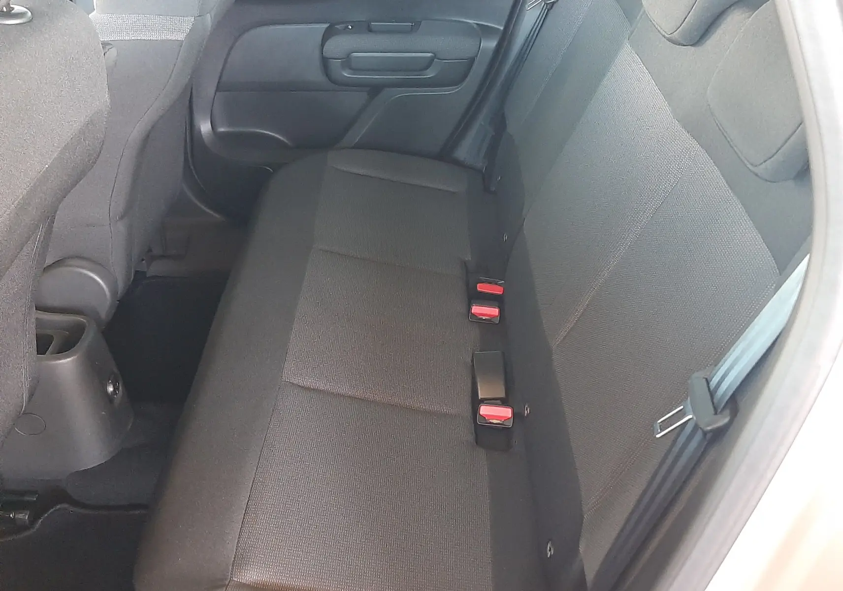Vue intérieure côté droit des sièges arrière en tissu gris foncé d'une Citroën C3 Aircross 2021 sable métal.
