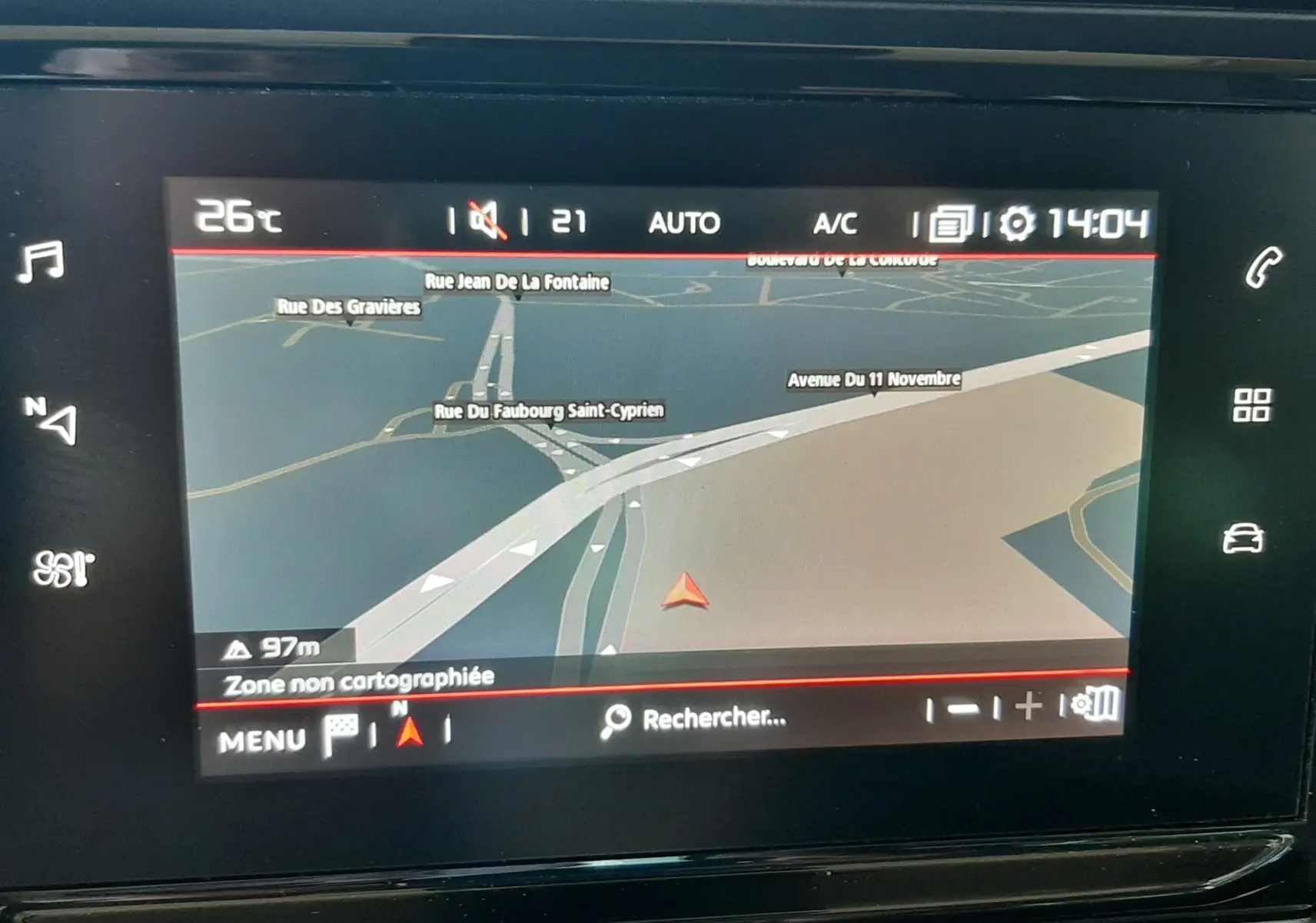 Écran tactile central du tableau de bord du Citroën C3 Aircross 2021 affichant la navigation GPS en mode carte.