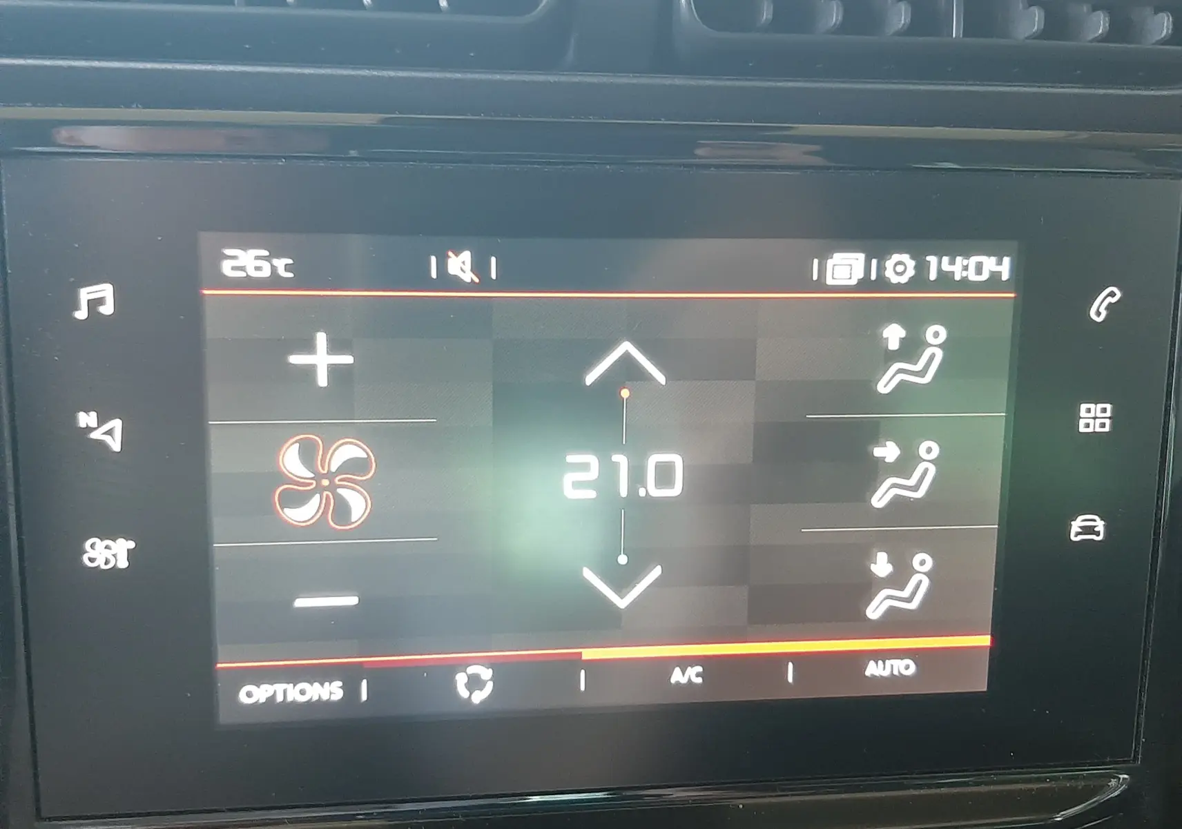 Écran tactile du système de climatisation affichant 21°C dans un Citroën C3 Aircross sable métal de 2021.