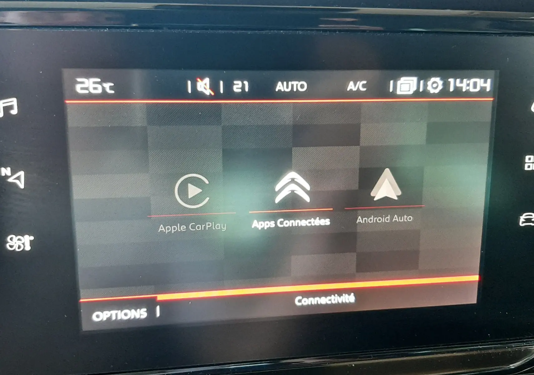 Écran tactile central de la Citroën C3 Aircross 2021 affichant les options Apple CarPlay, Apps Connectées et Android Auto.