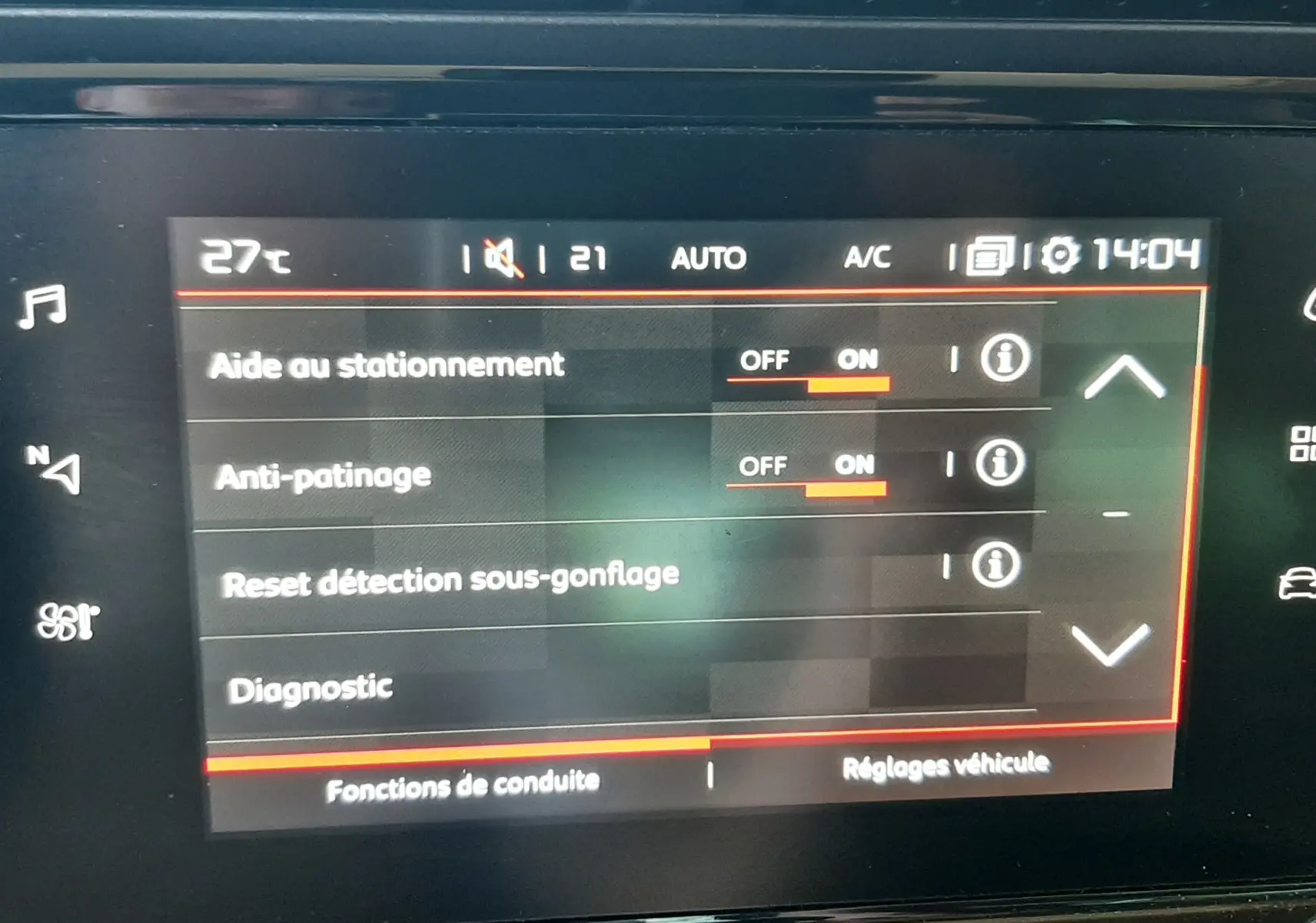 Écran tactile intérieur du Citroën C3 Aircross 2021 affichant les réglages d'aide à la conduite et climatisation.