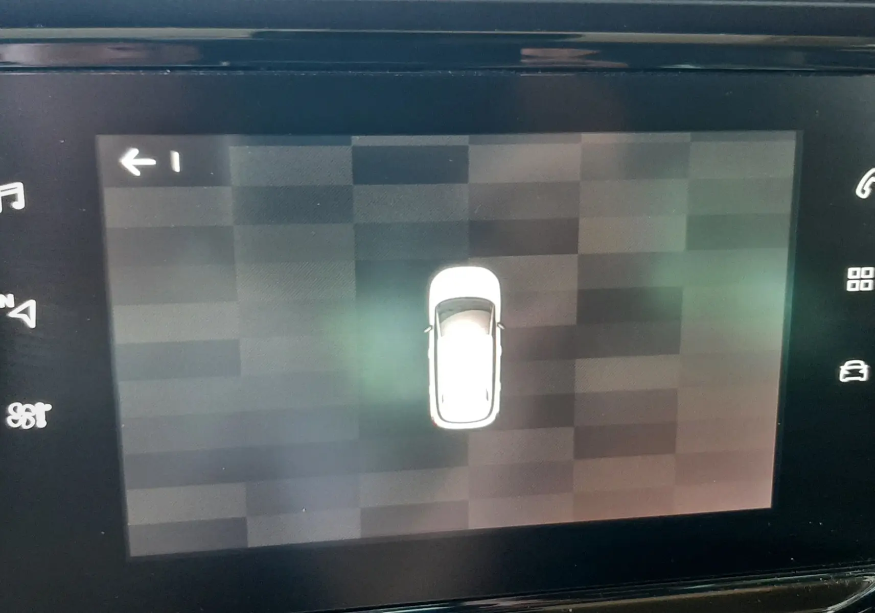 Affichage central de la Citroën C3 Aircross 2021 montrant une vue aérienne stylisée du véhicule en blanc sur fond gris.