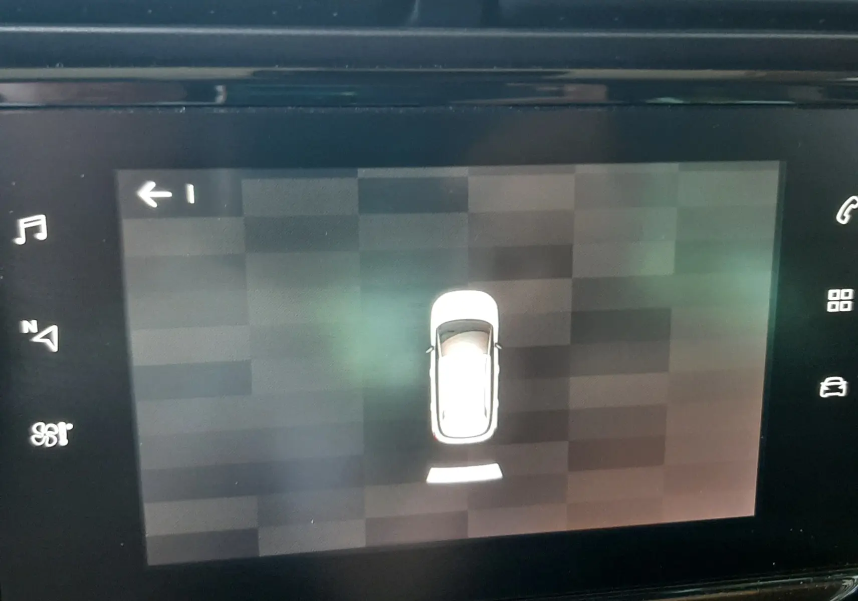 Vue rapprochée de l'écran tactile intérieur du Citroën C3 Aircross affichant la topologie du véhicule en blanc sur fond sombre.
