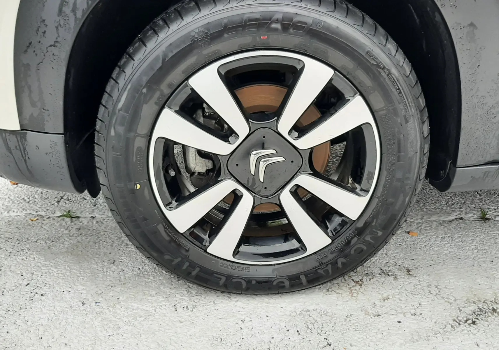 Gros plan sur la roue avant gauche du Citroën C3 Aircross 2021 sable métal avec jante alliage bicolore distinctive.