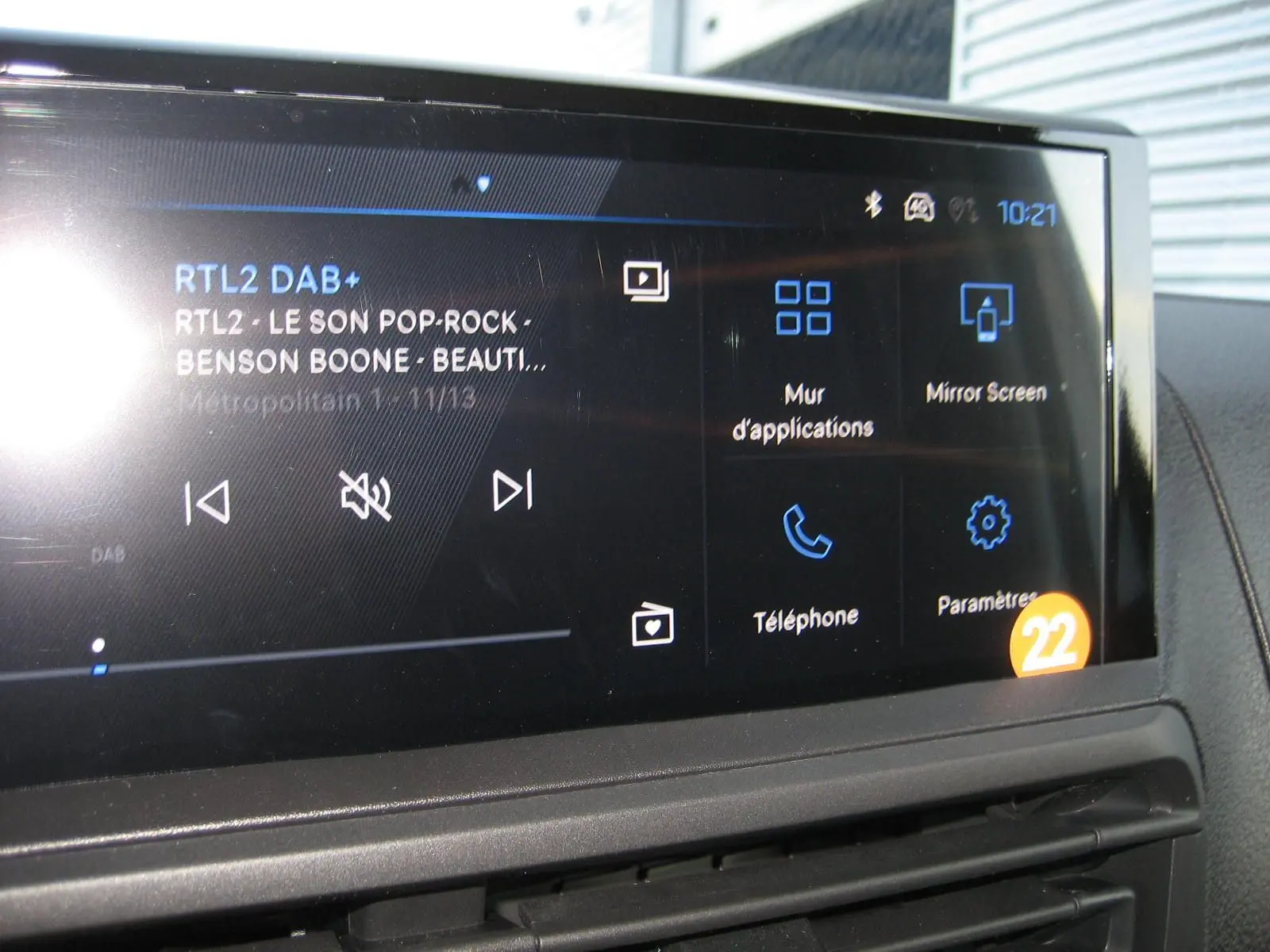 Écran tactile multimédia affichant la radio et les options de connexion dans l'habitacle du Peugeot Expert Fourgon blanc.