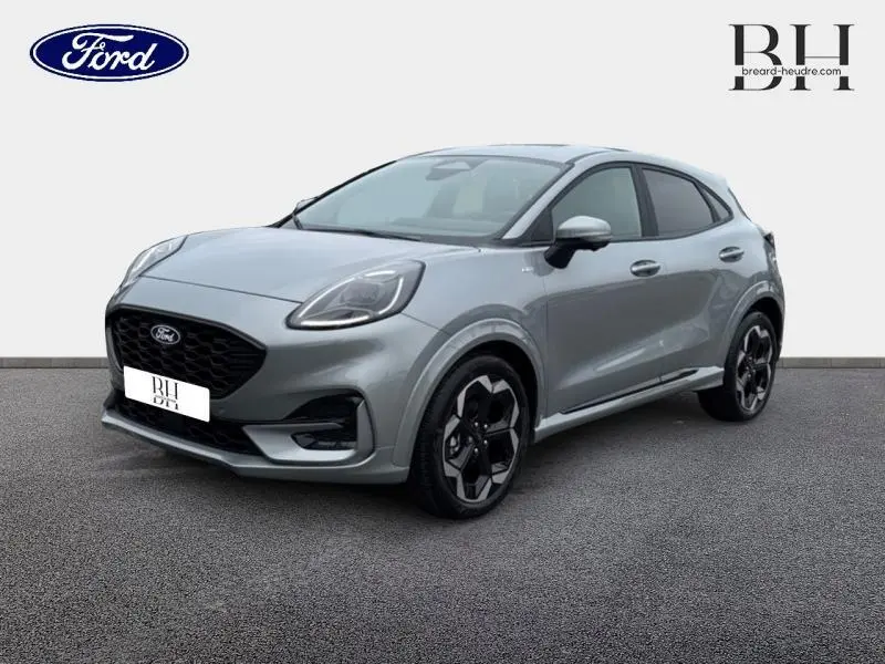 Ford Puma 2025 gris Solar métallisé en vue 3/4 avant droit, avec jantes alu noires et détails sportifs ST-Line X.