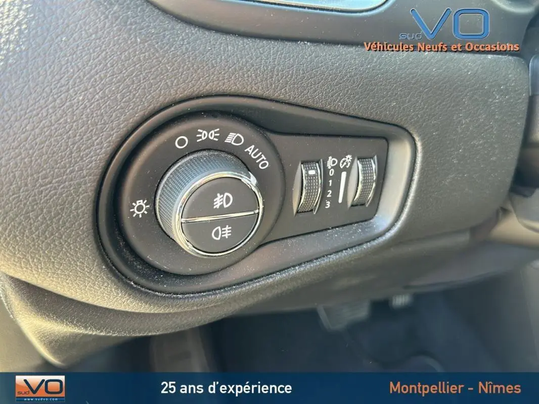 Gros plan sur la commande d'éclairage du tableau de bord du Jeep Renegade noir 2024 avec réglages automatiques et antibrouillard.