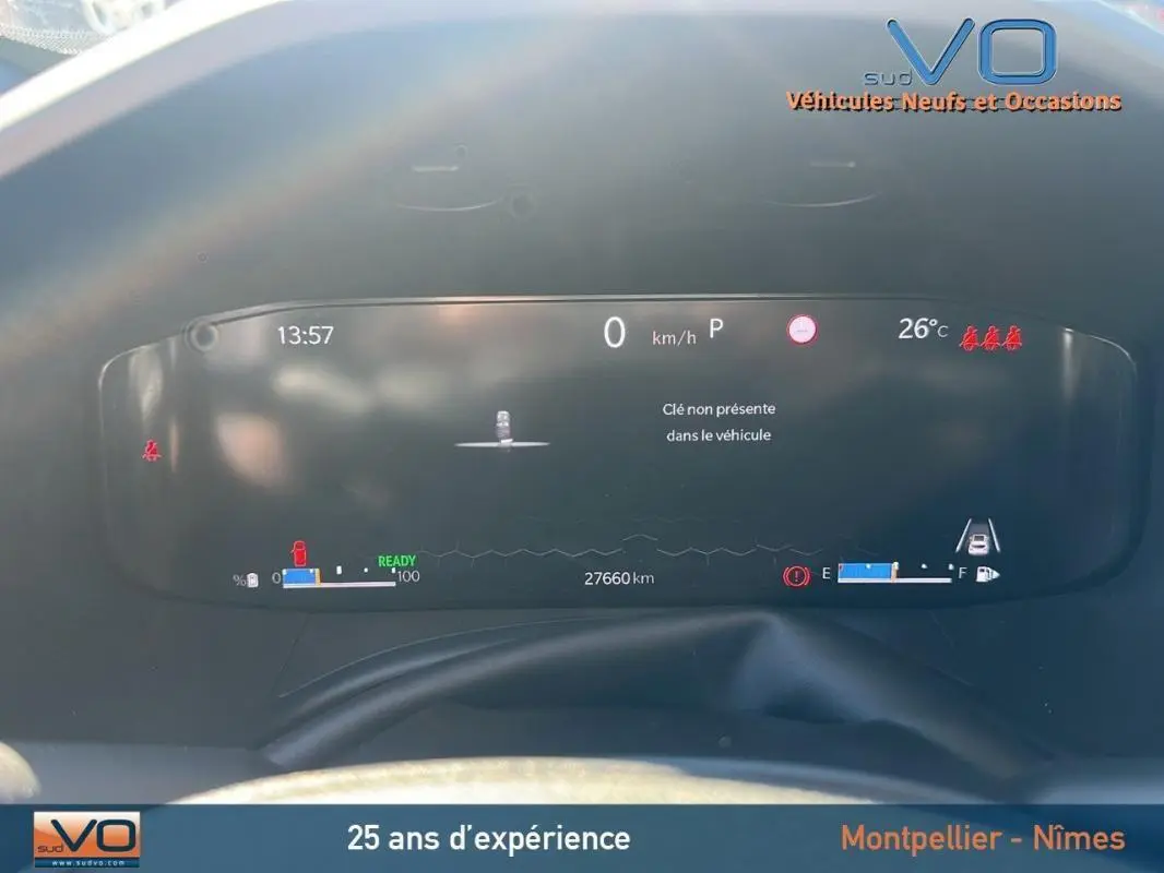 Tableau de bord numérique du Jeep Renegade 2024 affichant vitesse, température et autonomie essence en intérieur véhicule.