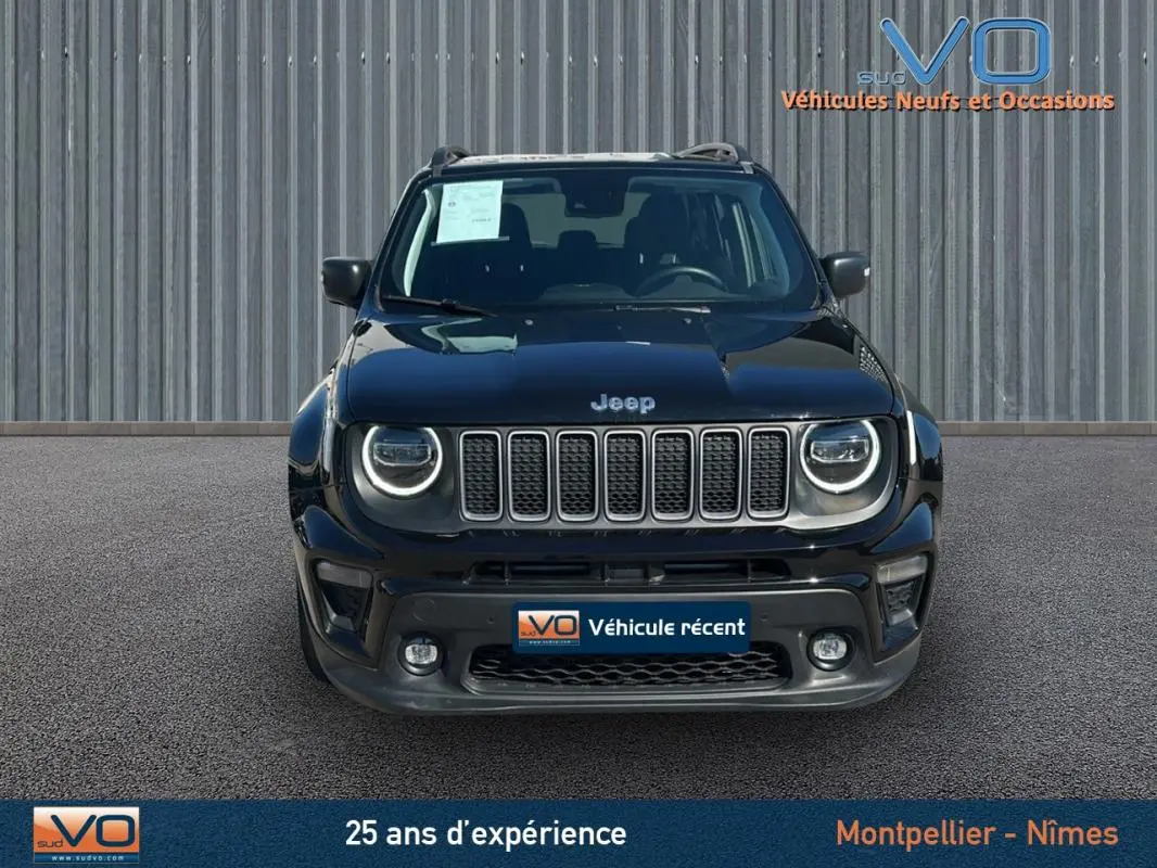 Vue frontale d'un Jeep Renegade noir 2024 avec calandre à sept fentes et phares ronds allumés.