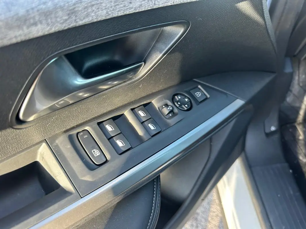 Vue rapprochée de la porte côté conducteur du Peugeot 3008 blanc, montrant les commandes des vitres et rétroviseurs.