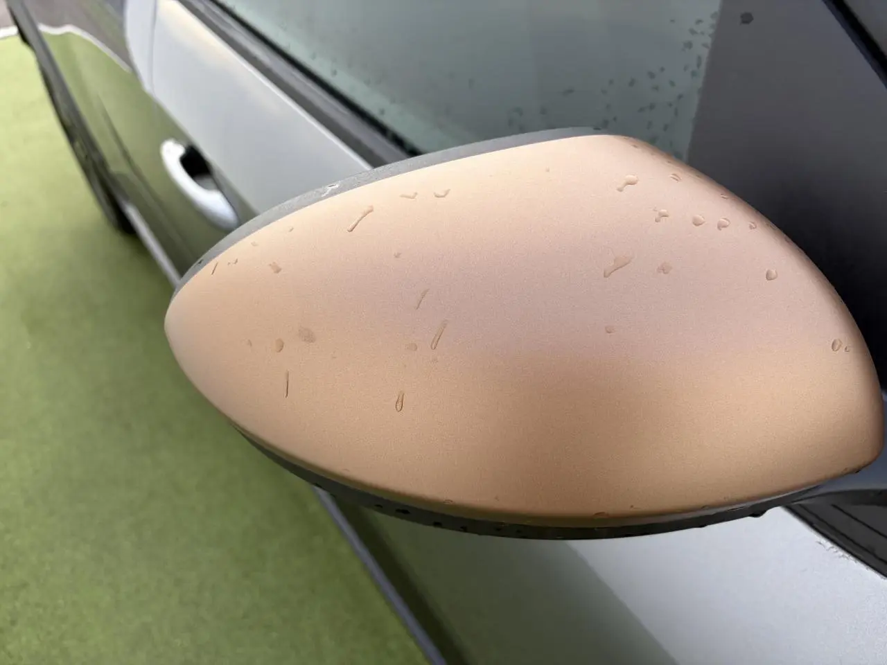 Rétroviseur côté gauche gris cuivré sur Dacia Jogger gris schiste métal, vue rapprochée en extérieur.