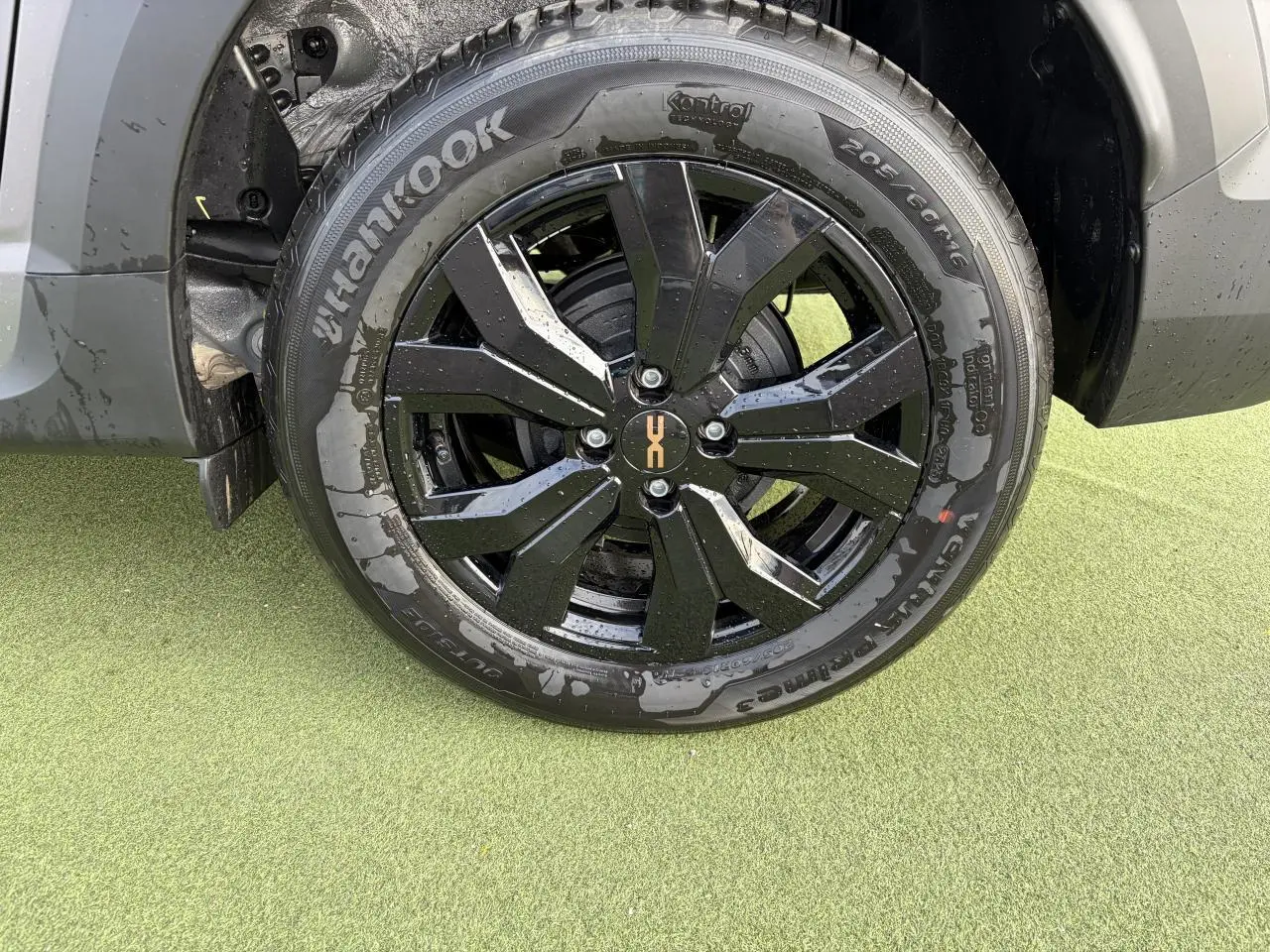 Gros plan sur la roue avant gauche du Dacia Jogger gris schiste métal avec jante aluminium noire 16 pouces Mahalia.